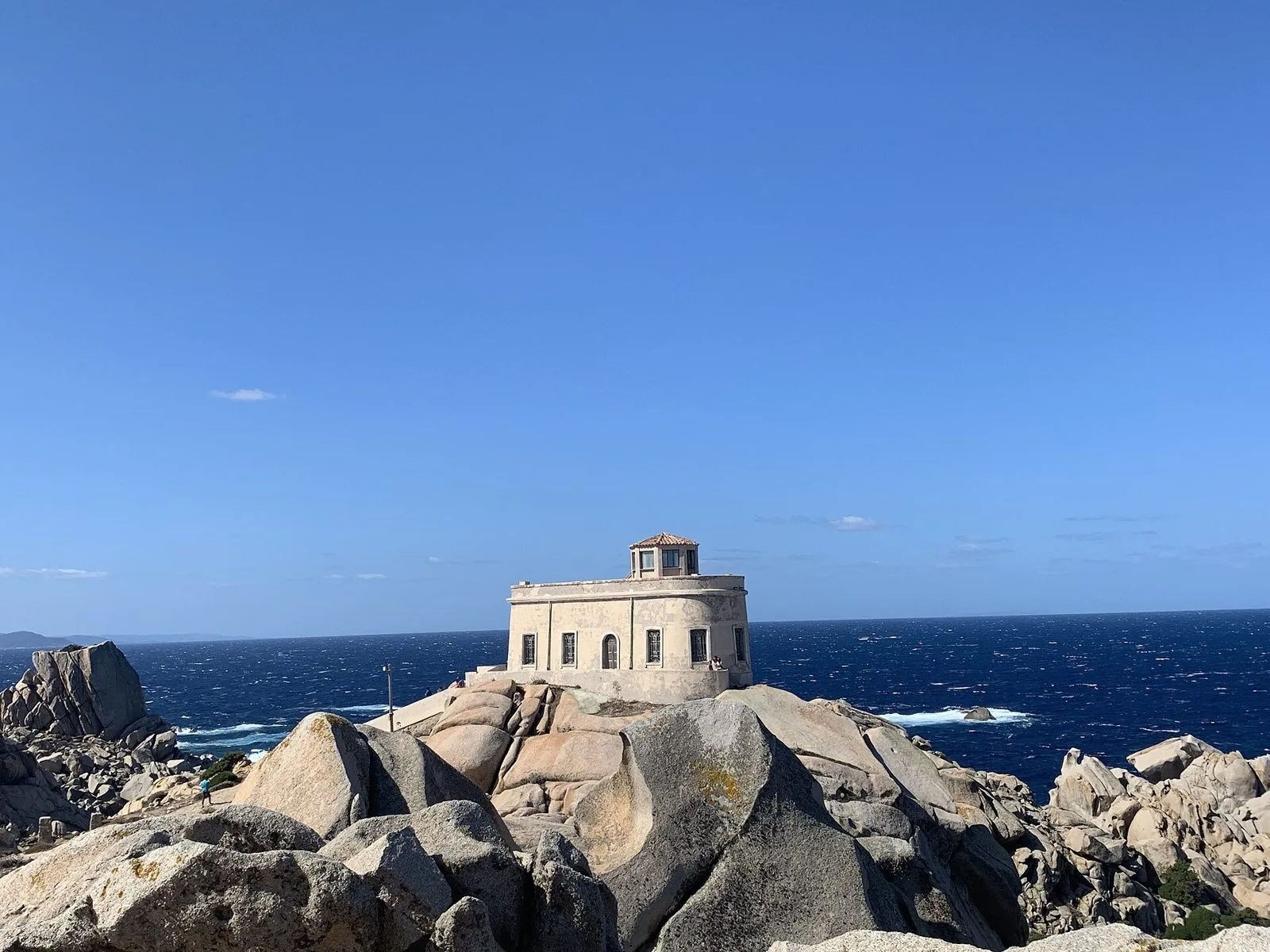 Il faro di Capo Testa su un promontorio di granito affacciato sul mare blu delle Bocche di Bonifacio
