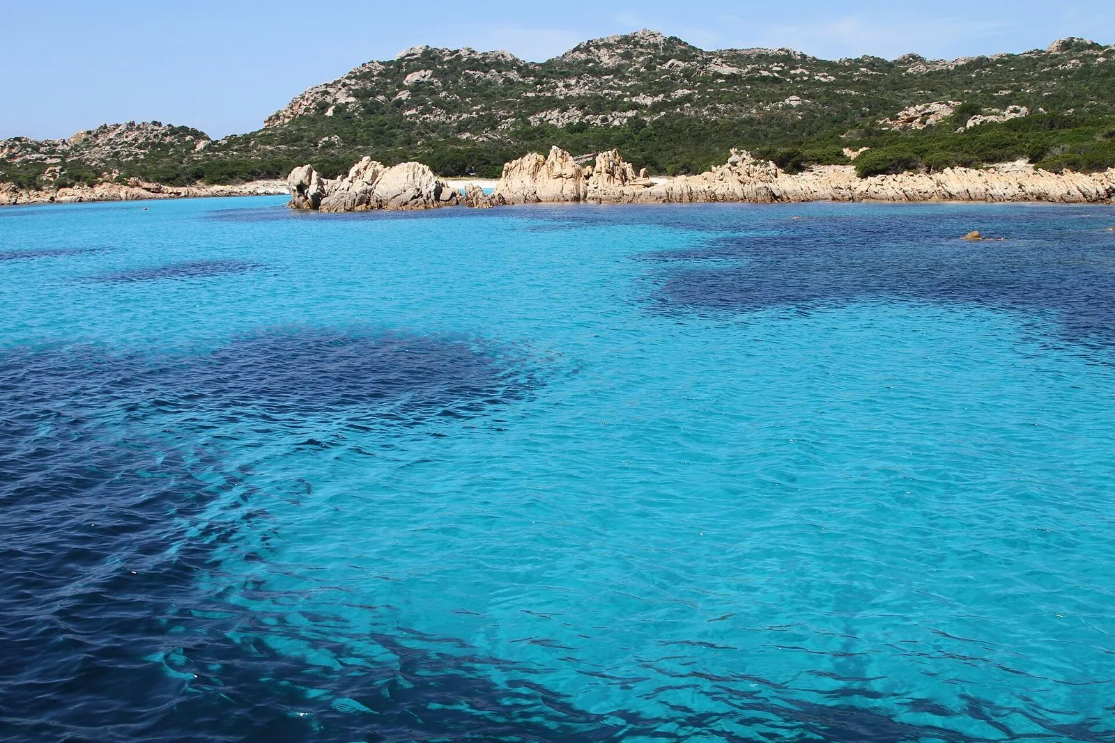 Acque turchesi e rocce di granito nell'arcipelago di La Maddalena, fotografate da una barca vicino all'isola di Budelli