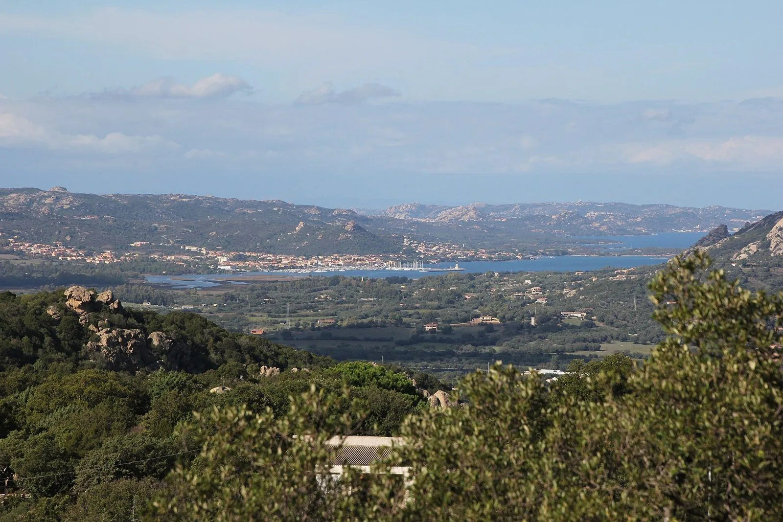 Panorama sul golfo di Arzachena con il paese di Cannigione, la macchia mediterranea e le colline di granito della Gallura